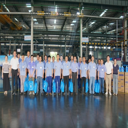 高溫“送清涼”— 泰興市總工會(huì)慰問(wèn)泰隆一線職工